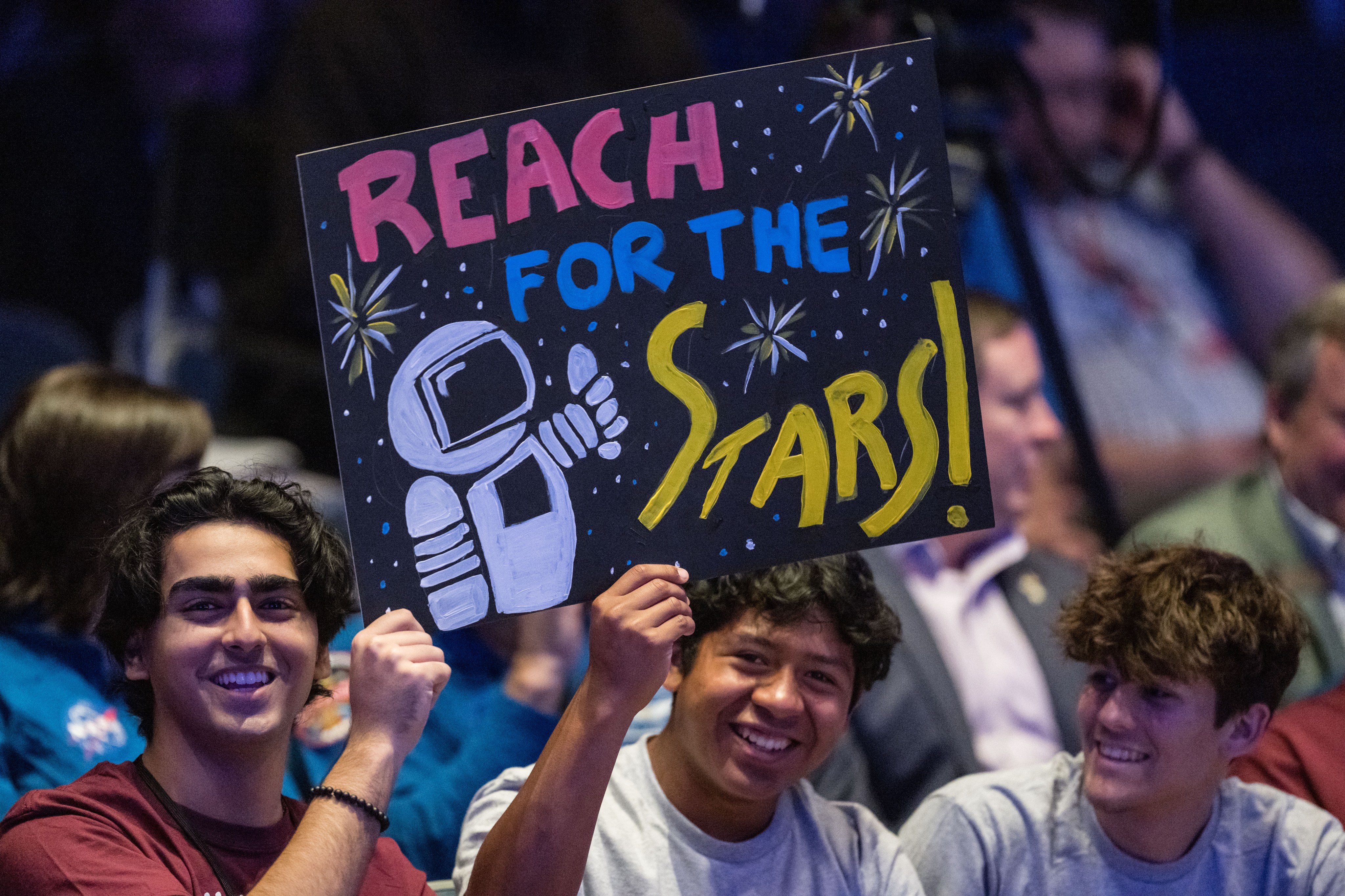 Estudiantes felicitan a la 23.a clase de astronautas en el Centro Espacial Johnson de la NASA en Houston el 5 de marzo de 2024.