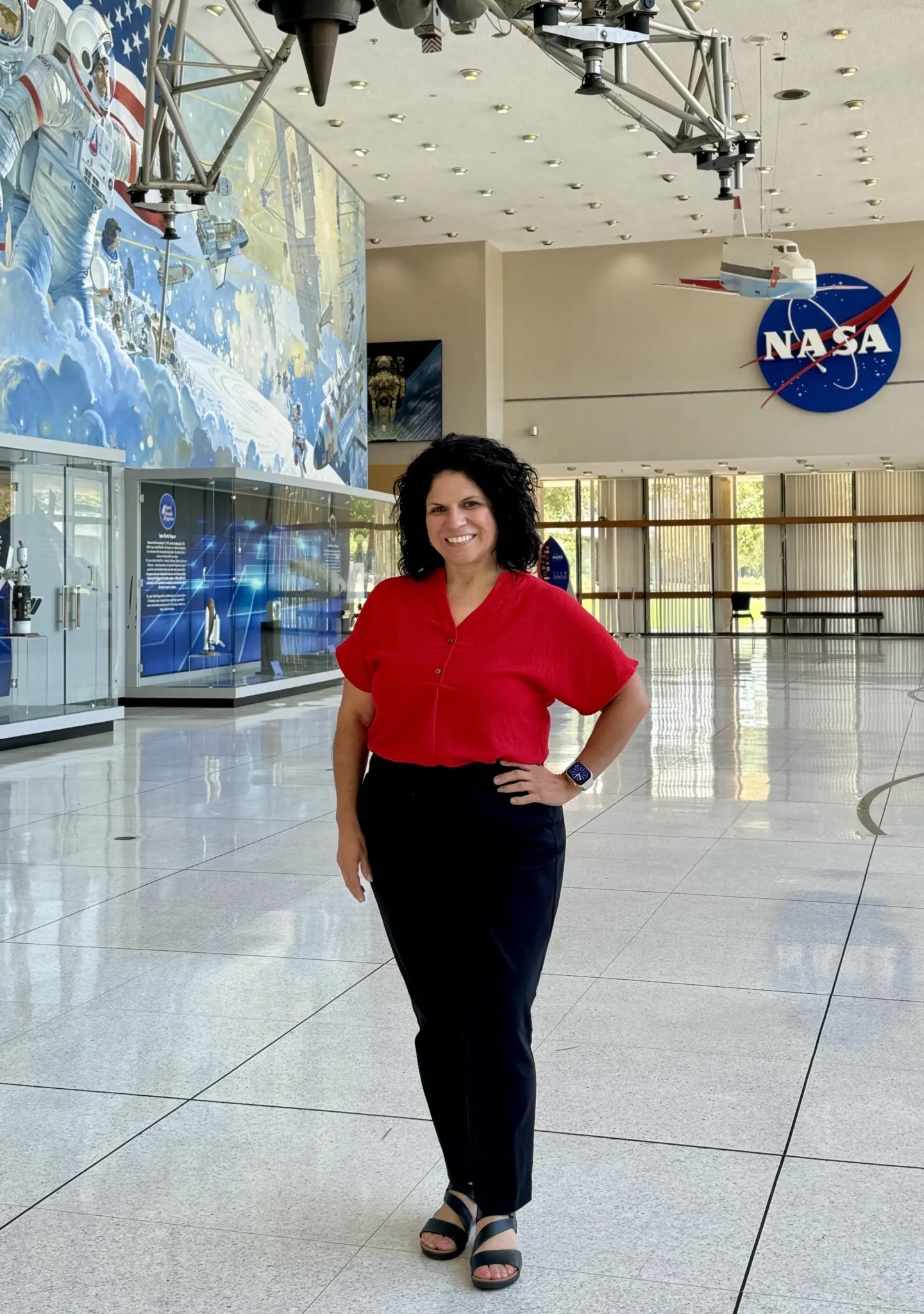 Jennifer Becerra en el Centro Espacial Johnson de la NASA en Houston.