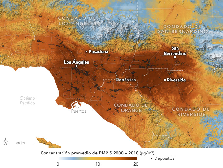 Una visualización de datos muestra la concentración promedio de contaminación por partículas PM2.5 en la región de Los Ángeles desde 2000 hasta 2018, junto con la ubicación de casi 11.000 depósitos de mercancías. El rojo más oscuro indica una mayor concentración de estas partículas tóxicas; los pequeños círculos negros representan la ubicación de estos almacenes.